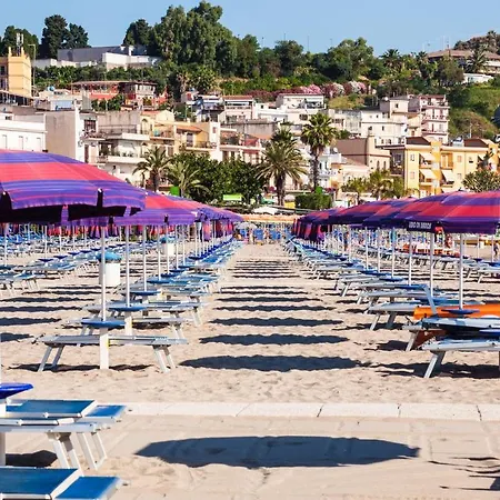 Charming With A Large Terrace Just A Few Minutes' Walk From The And The Downtawn At 15 Minutes From Taormina Джардіні-Наксос