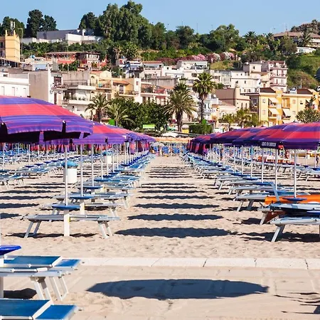 Terrace Under Taormina Just A Few Minutes Walk To The Free And Downtown! Giardini Naxos