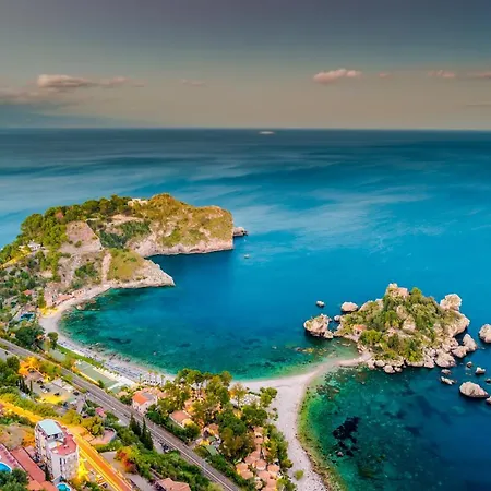 Charming With A Large Terrace Just A Few Minutes' Walk From The And The Downtawn At 15 Minutes From Taormina Апартаменти Джардіні-Наксос