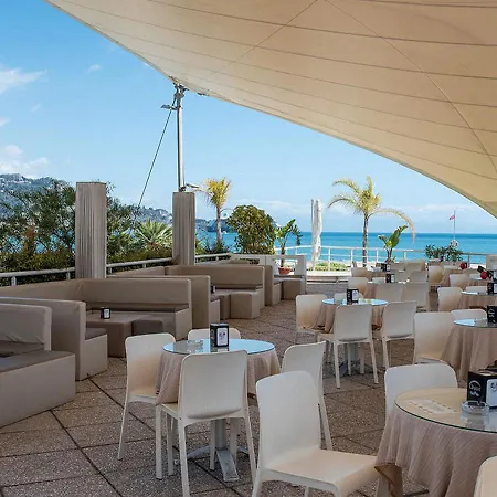 Апартаменти Charming With A Large Terrace Just A Few Minutes' Walk From The And The Downtawn At 15 Minutes From Taormina Джардіні-Наксос