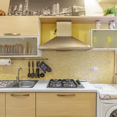 Апартаменти Charming With A Large Terrace Just A Few Minutes' Walk From The And The Downtawn At 15 Minutes From Taormina Джардіні-Наксос