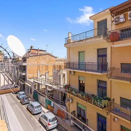 Charming With A Large Terrace Just A Few Minutes' Walk From The And The Downtawn At 15 Minutes From Taormina *