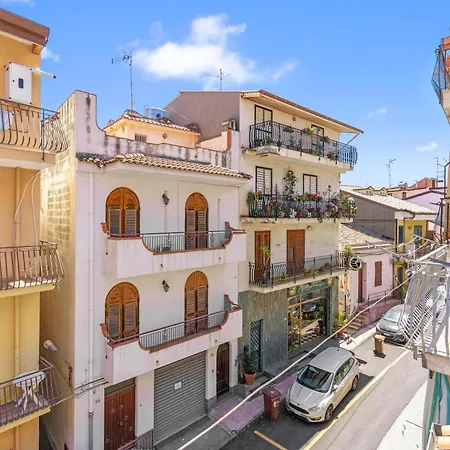 Charming With A Large Terrace Just A Few Minutes' Walk From The And The Downtawn At 15 Minutes From Taormina Джардіні-Наксос