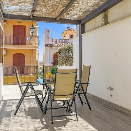 Charming With A Large Terrace Just A Few Minutes' Walk From The And The Downtawn At 15 Minutes From Taormina *