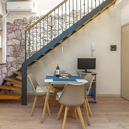 Апартаменти Charming With A Large Terrace Just A Few Minutes' Walk From The And The Downtawn At 15 Minutes From Taormina