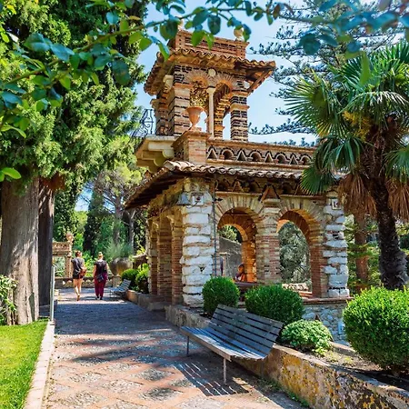 Charming With A Large Terrace Just A Few Minutes' Walk From The And The Downtawn At 15 Minutes From Taormina דירה גיארדיני נאקסוס