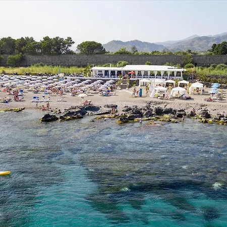 Charming With A Large Terrace Just A Few Minutes' Walk From The And The Downtawn At 15 Minutes From Taormina *