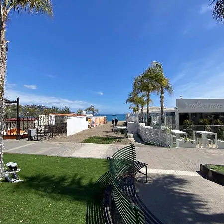 Charming With A Large Terrace Just A Few Minutes' Walk From The And The Downtawn At 15 Minutes From Taormina 公寓 *