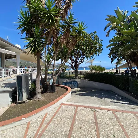 Charming With A Large Terrace Just A Few Minutes' Walk From The And The Downtawn At 15 Minutes From Taormina *