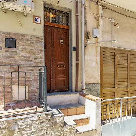 Charming With A Large Terrace Just A Few Minutes' Walk From The And The Downtawn At 15 Minutes From Taormina דירה