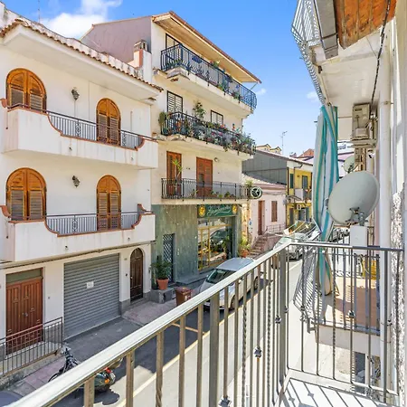 Charming With A Large Terrace Just A Few Minutes' Walk From The And The Downtawn At 15 Minutes From Taormina דירה