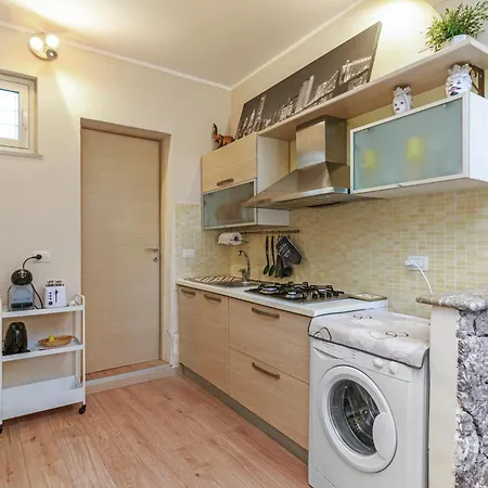 Charming With A Large Terrace Just A Few Minutes' Walk From The And The Downtawn At 15 Minutes From Taormina 贾迪尼-纳克索斯