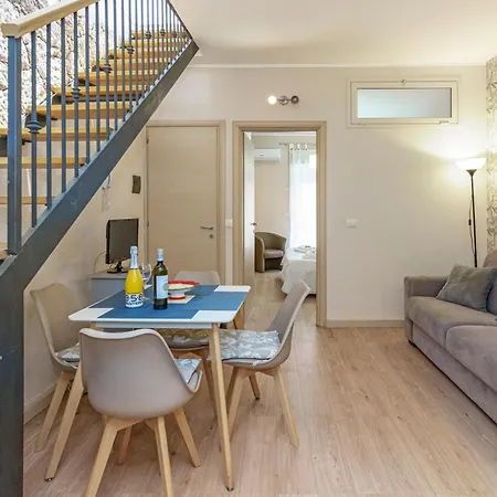 Charming With A Large Terrace Just A Few Minutes' Walk From The And The Downtawn At 15 Minutes From Taormina *